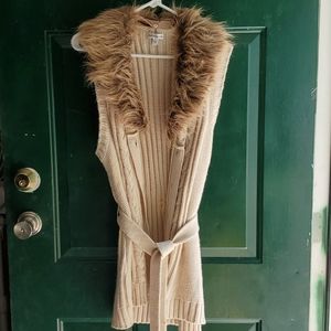 Sleeve sweater with fur collar and belt